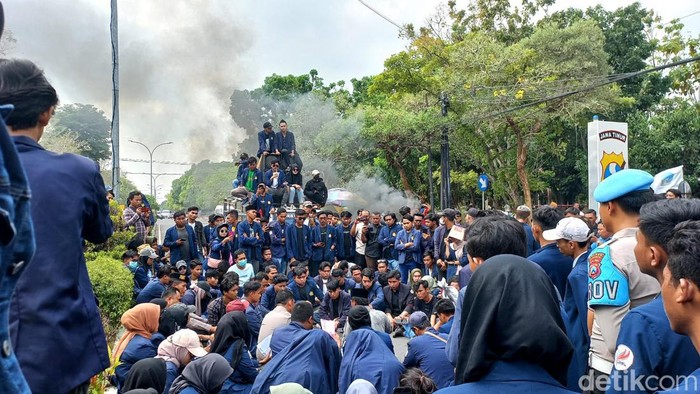 Mahasiswa Bangkalan demo Polres