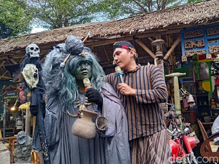 Mak lampir hadir di tengah-tengah gelaran pameran Banyuwangi Zaman Bengen