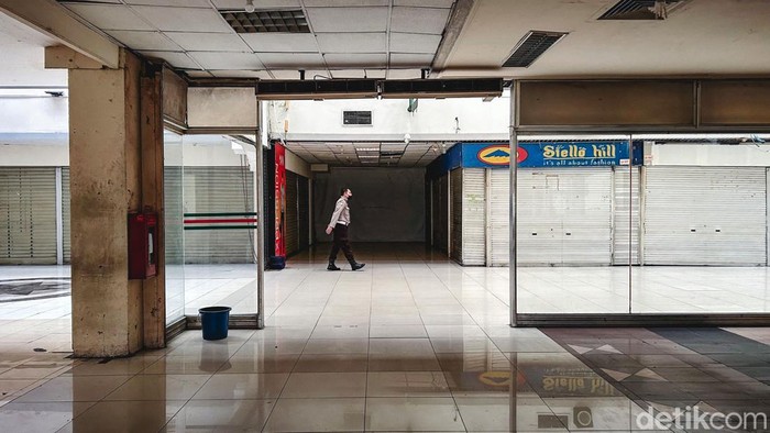 Mal Blok M, Dulu Jaya Kini Merana Mal Blok M pernah menjadi salah satu pusat perbelanjaan yang populer di Jakarta. Namun, kondisi Mal Blok M saat ini jauh berbeda. Mal ini sangat sepi bak kuburan.