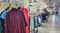 Dulu, banyak orang dari Jakarta dan sekitarnya berkunjung ke mal yang letaknya di bawah terminal bus ini.  
