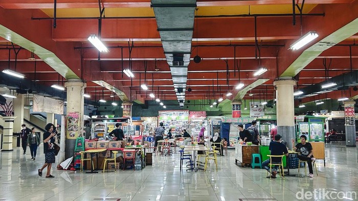 Mal Blok M pernah menjadi salah satu pusat perbelanjaan yang populer di Jakarta. Namun, kondisi Mal Blok M saat ini jauh berbeda. Mal ini sangat sepi bak kuburan.
