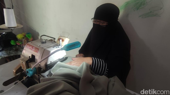 Marifah, eks napi teroris yang kini menjadi penjahit di Semarang, Selasa (13/6/2023).