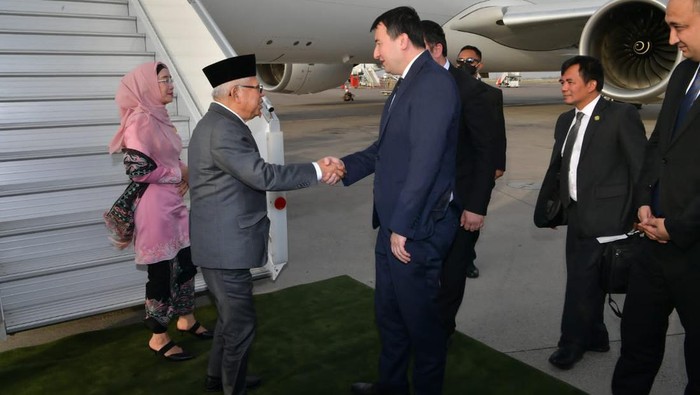Wakil Presiden Maruf Amin beserta istri Wury Estu Handayani tiba di Ibu Kota Uzbekistan, Tashkent. Kedatangan Maruf Amin disambut langsung oleh Wakil Perdana Menteri (PM) Uzbekistan Jamshid Khodjayev.