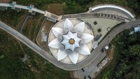 Masjid berbentuk bunga teratai tersebut merupakan rancangan Gubernur Jawa Barat Ridwan Kamil lho.