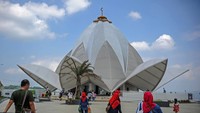 Masjid ini pun telah digunakan masyarakat untuk beribadah sejak Agustus 2022 lalu.