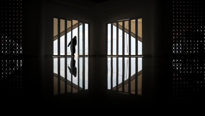 Warga berjalan memasuki Masjid Al Kamil di pesisir Waduk Jatigede, Kabupaten Sumedang, Jawa Barat, Selasa (13/62023). Masjid Al Kamil dengan bentuk bunga teratai yang dirancang oleh Gubernur Jawa Barat Ridwan Kamil tersebut menjadi salah satu ikon baru serta menjadi tujuan wisata religi di Kabupaten Sumedang yang telah digunakan masyarakat untuk beribadah sejak Agustus 2022. ANTARA FOTO/Raisan Al Farisi/foc.