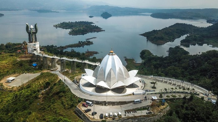 Masjid Al Kamil Kabupaten Sumedang Warga berjalan memasuki Masjid Al Kamil di pesisir Waduk Jatigede, Kabupaten Sumedang, Jawa Barat, Selasa (13/62023). Masjid Al Kamil dengan bentuk bunga teratai yang dirancang oleh Gubernur Jawa Barat Ridwan Kamil tersebut menjadi salah satu ikon baru serta menjadi tujuan wisata religi di Kabupaten Sumedang yang telah digunakan masyarakat untuk beribadah sejak Agustus 2022. ANTARA FOTO/Raisan Al Farisi/foc.