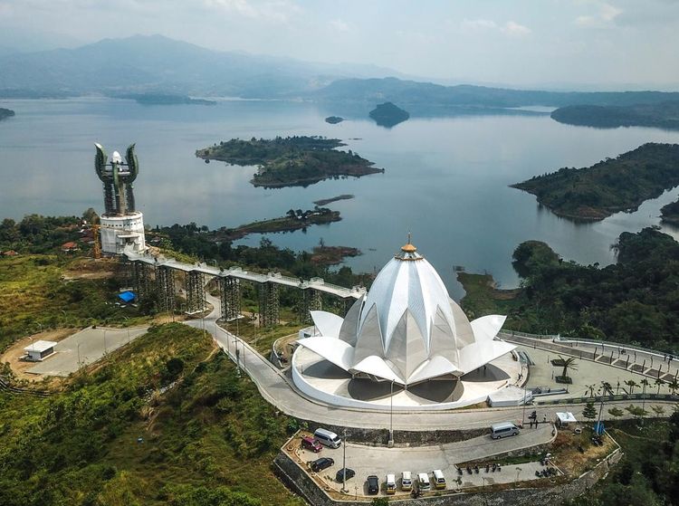 Mengagumi Indahnya Masjid Bunga Teratai di Sumedang