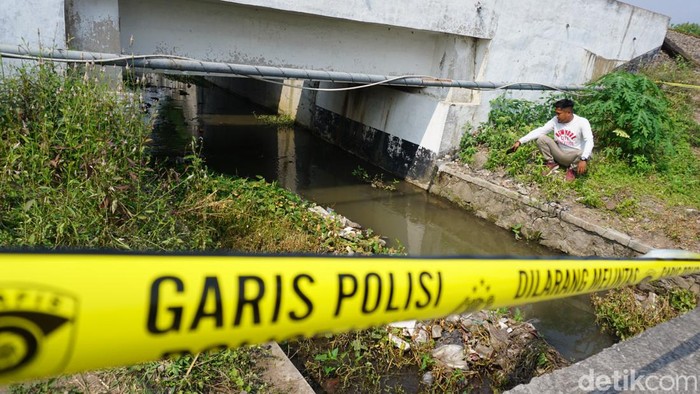 Lokasi penemuan mayat terbungkus karung di Mojokerto. Ternyata, jasad tersebut adalah siswi SMPN 1 Kemlagi berinisial AE yang hilang sebulan lalu.