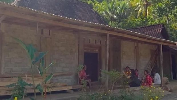 Kondisi rumah yang ditempati Mbah Landep beserta anak-anak disabilitasnya.