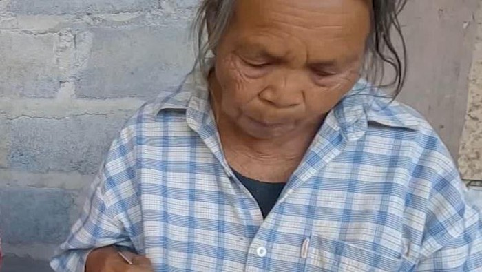 Di masa tuanya, Mbah Landep harus menjadi penopang bagi keluarganya. Sehari-hari, Mbah Landep bekerja sebagai buruh tani serabutan dan menjual temulawak.
