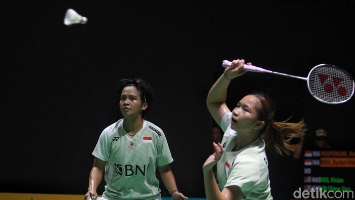 Ganda putri Indonesia Meilysa Trias Puspitasari/Rachel Allessya Rose berhasil melaju ke babak 16 besar Indonesia Open 2023 di IStora Gelora Bung Karno, Selasa (13/6). Mereka mengalahkan ganda putri Malaysia Vivian Hoo/Lim Chiew Sien.