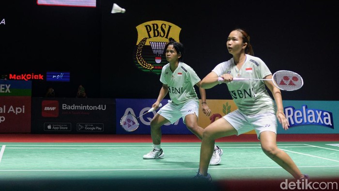 Ganda putri Indonesia Meilysa Trias Puspitasari/Rachel Allessya Rose berhasil melaju ke babak 16 besar Indonesia Open 2023 di IStora Gelora Bung Karno, Selasa (13/6). Mereka mengalahkan ganda putri Malaysia Vivian Hoo/Lim Chiew Sien.