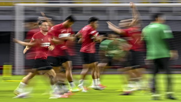 Pemain Timnas sepak bola Indonesia melakukan sesi latihan jelang pertandingan sepak bola persahabatan (FIFA Matchday) antara Timnas Indonesia melawan tim sepak bola Palestina di Stadion Gelora Bung Tomo, Surabaya, Jawa Timur, Selasa (13/6/2023). Timnas Indonesia akan melakukan pertandingan FIFA Matchday melawan tim sepak bola Palestina di Gelora Bung Tomo, Surabaya, Rabu (14/6/2023). ANTARA FOTO/Muhammad Adimaja/foc.