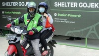 Kehadiran shelter itu membuat penumpang tak lagi menunggu pengemudi gojek, sehingga cukup memangkas waktu untuk cepat sampai ke tujuan.  