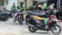 Shelter yang luas mampu menampung banyak kendaraan bermotor pengemudi ojol.  