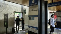 Shelter ini untuk memudahkan masyarakat dalam menggunakan transportasi umum seperti Gojek.  