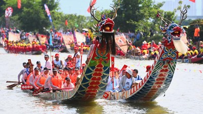 Meriahnya Balap Perahu Naga di China
