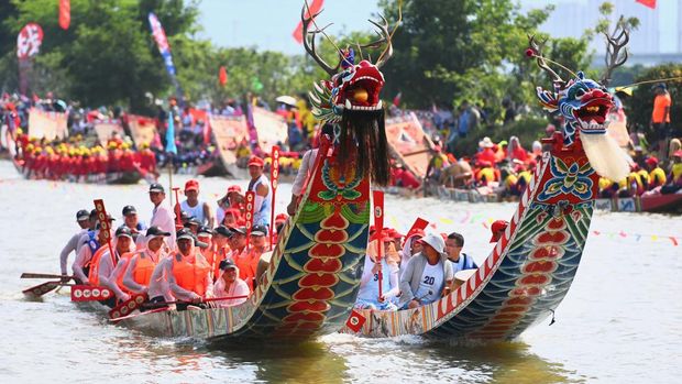 Meriahnya Balap Perahu Naga di China PUTIAN, CHINA - JUNE 12: Participants compete during the thousand-year-old folk custom