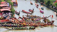 Lomba perahu naga sesuai tradisi diadakan untuk memperingati kematian Qu Yuan.   