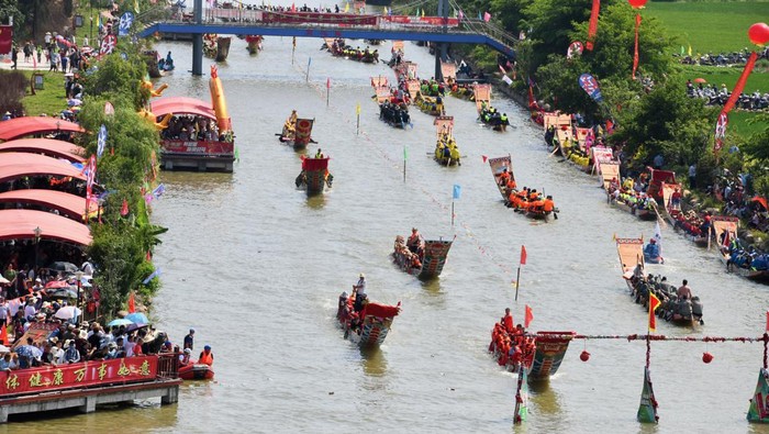 Meriahnya Balap Perahu Naga di China PUTIAN, CHINA - JUNE 12: Participants compete during the thousand-year-old folk custom