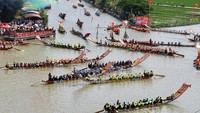 Para peserta berkompetisi dalam Mendayung-Naga-Perahu di Putian, Provinsi Fujian, China, Senin (12/6/2023).  