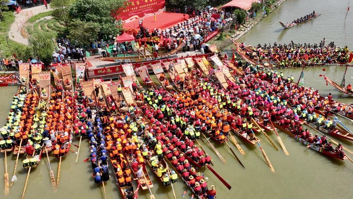 Meriahnya Balap Perahu Naga di China PUTIAN, CHINA - JUNE 12: Participants compete during the thousand-year-old folk custom