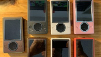 Microsoft Zune telat datang: Sulit mengingat keberadaan Zune karena layu sebelum berkembang. Perangkat pemutar musik digital ini awalnya adalah jawaban Microsoft atas kemunculan iPod. Namun Microsoft terbilang telat meluncurkannya, yakni di 2006. Beberapa bulan setelah Zune dirilis, Apple punya perangkat baru bernama iPhone. Zune pada akhirnya dimatikan Microsoft. Foto: The Verge