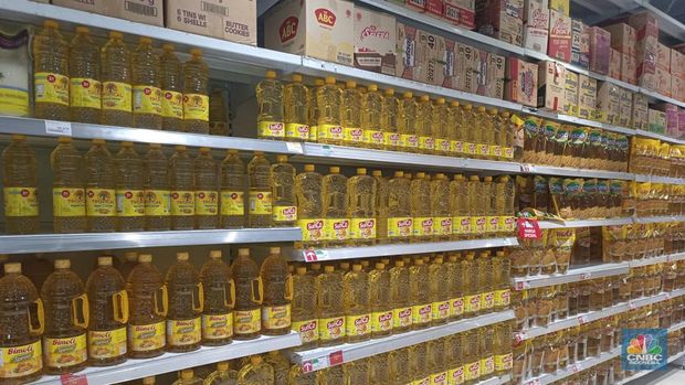 Minyak goreng sawit di pasar modern (CNBC Indonesia/Martyasari Rizky)
