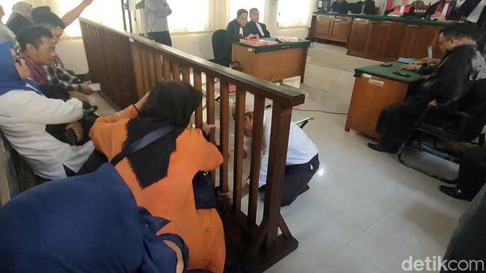 Momen pengemudi Audi saat sujud di kaki ibunya