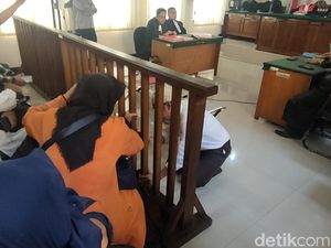 Nangis-Cium Kaki Ibu Saat Sidang, Sopir Audi Bantah Tabrak Mahasiswi Cianjur