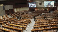Persetujuan ini dilakukan usai voting para anggota komisi terhadap dua nama, yaitu Slamet Eddy Purnomo dan Dumoly Freddy Pardede.  