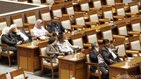 Pimpinan menyebut rapat paripurna ini melibatkan sebanyak 302 dari 575 anggota Dewan.   