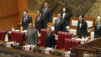 Rapat ini dipimpin oleh Wakil Ketua DPR Lodewijk F Paulus.   