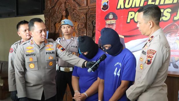 Pasutri yang memaksa gadis ABG threesome saat dihadirkan di Mapolres Jepara, Selasa (13/6/2023).
