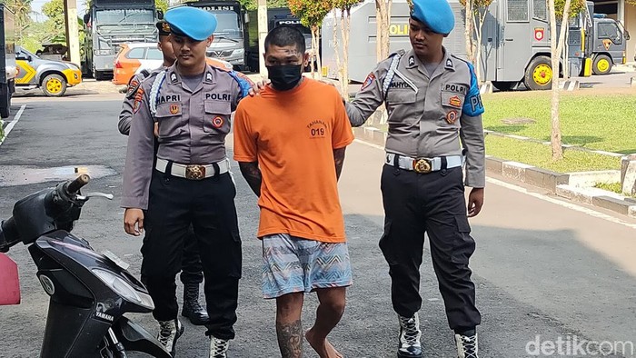 Pelaku H saat dihadirkan dalam jumpa pers di Mapolres Kulon Progo, Selasa (13/6/2023).