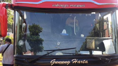 Bus pariwisata Gunung Harta yang kacanya dilempar pakai batu oleh tiga pria di Jembrana, Bali, Selasa (13/6/2023).