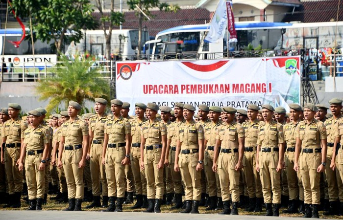 Rektor Institut Pemerintahan Dalam Negeri Hadi Prabowo, menyerahkan 1.217 orang praja pratama Angkatan XXXIII IPDN kepada Bupati Majalengka, Karna Sobahi, untuk melaksanakan kegiatan magang I di Kabupaten Majalengka.