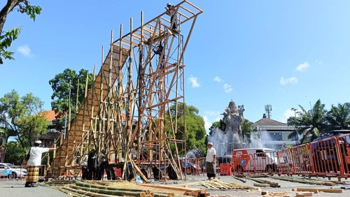 Pembuatan tratag atau trajangan yang dilakukan oleh 12 undagi di kawasan Catur Muka, Denpasar, Selasa (13/6/2023). Tratag itu akan digunakan untuk pelebon Raja Denpasar IX.