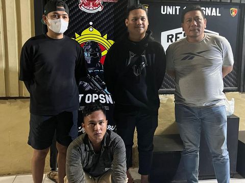 Polisi menangkap pelaku pembunuhan mahasiswi Unhas. Ia merupakan seorang pria bernama Joshua alias JR yang tega membunuh kekasihnya sendiri, Masra (20).