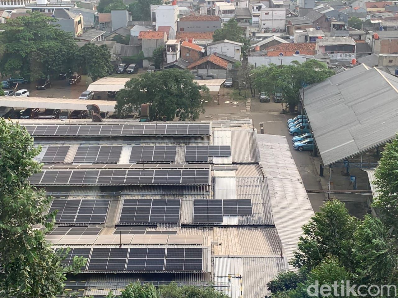 PT Blue Bird Tbk (BIRD) memasang Pembangkit Listrik Tenaga Surya (PLTS) Atap di Kantor Pusat Bluebird, Jakarta Selatan. Sistem panel surya pintar tersebut memiliki daya sebesar 215,6 kilowatt peak (kWp) yang diproyeksikan dapat mereduksi lebih dari 2.000 ton emisi karbon per tahun, Selasa (13/6/2023).