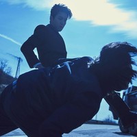 Demi perannya sebagai psikopat, Kim Seon Ho harus mengalahkan rasa takutnya dengan ketinggian. Sebuah adegan di film The Childe menampilkan Kim Seon Ho melompat dari jembatan untuk mengejar targetnya. Foto: Instagram