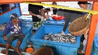 Polisi juga mengamankan empat ton ikan dan delapan ABK. 
