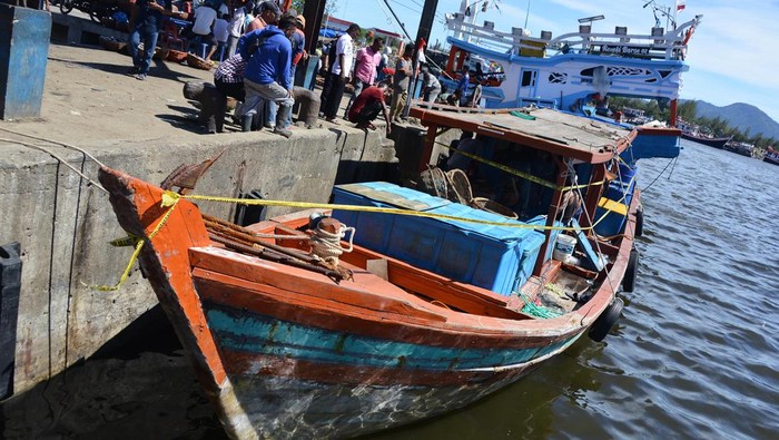Penangkapan kapal nelayan dengan bahan peledak di Aceh Pekerja membongkar ikan hasil tangkapan kapal nelayan yang menggunakan bahan peledak di Pelabuhan Perikanan Samudera (PPS) Lampulo, Banda Aceh, Aceh, Senin (12/6/2023). Pangkalan Pengawas Sumber Daya Kelautan dan Perikanan (PSDKP) bersama Polri, menangkap satu unit kapal nelayan yang menggunakan bahan peledak beserta empat ton ikan dan mengamankan delapan ABK saat beroperasi di wilayah terluar Pulau Simeulue, provinsi Aceh. ANTARA FOTO/Ampelsa/rwa.