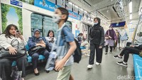 Dicabutnya status COVID-19 sejalan dengan ditanggalkannya aturan memakai masker di seluruh transportasi umum. Penumpang KRL, MRT, LRT, hingga TransJakarta kini bebas melepas maskernya. (Grandyos Zafna/detikcom)  