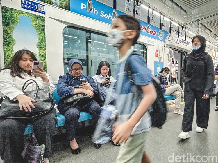 Penumpang Tak Wajib Bermasker, Begini Suasana di MRT