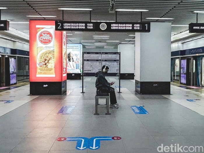 Terlihat sejumlah penumpang MRT tengah berada di dalam rangkaian kereta, Jakarta, Selasa (13/6/2023). PT MRT Jakarta (Perseroda) kini telah memperbolehkan para penumpangnya untuk tidak memakai masker selama menggunakan moda transportasi Mass Rapid Transit atau MRT.