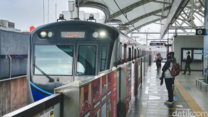 Terlihat sejumlah penumpang MRT tengah berada di dalam rangkaian kereta, Jakarta, Selasa (13/6/2023). PT MRT Jakarta (Perseroda) kini telah memperbolehkan para penumpangnya untuk tidak memakai masker selama menggunakan moda transportasi Mass Rapid Transit atau MRT.
