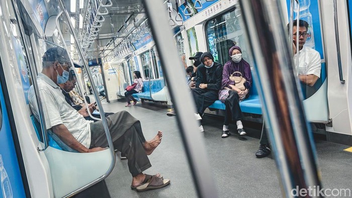 Terlihat sejumlah penumpang MRT tengah berada di dalam rangkaian kereta, Jakarta, Selasa (13/6/2023). PT MRT Jakarta (Perseroda) kini telah memperbolehkan para penumpangnya untuk tidak memakai masker selama menggunakan moda transportasi Mass Rapid Transit atau MRT.