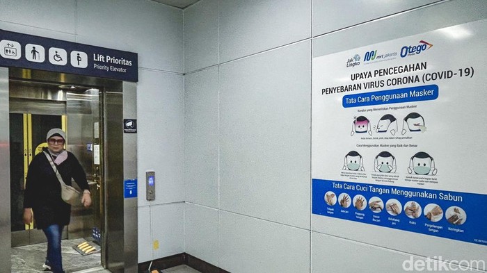 Terlihat sejumlah penumpang MRT tengah berada di dalam rangkaian kereta, Jakarta, Selasa (13/6/2023). PT MRT Jakarta (Perseroda) kini telah memperbolehkan para penumpangnya untuk tidak memakai masker selama menggunakan moda transportasi Mass Rapid Transit atau MRT.